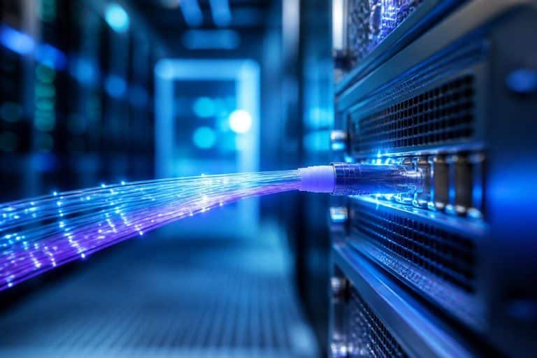 découvrez comment la fibre optique révolutionne le transfert de données à très haut débit, optimisant ainsi les performances des professionnels de la high-tech.